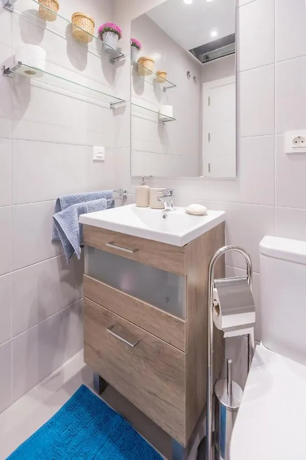 Marbella Luxury Brand New 2-Bedroom Apartment, 3 Min Walk To The Beach! Apartment