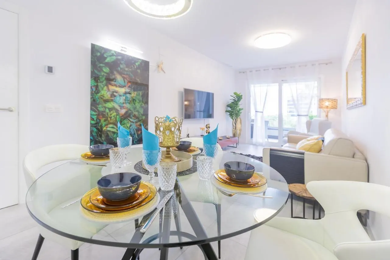 Marbella Luxury Brand New 2-Bedroom Apartment, 3 Min Walk To The Beach! Apartament